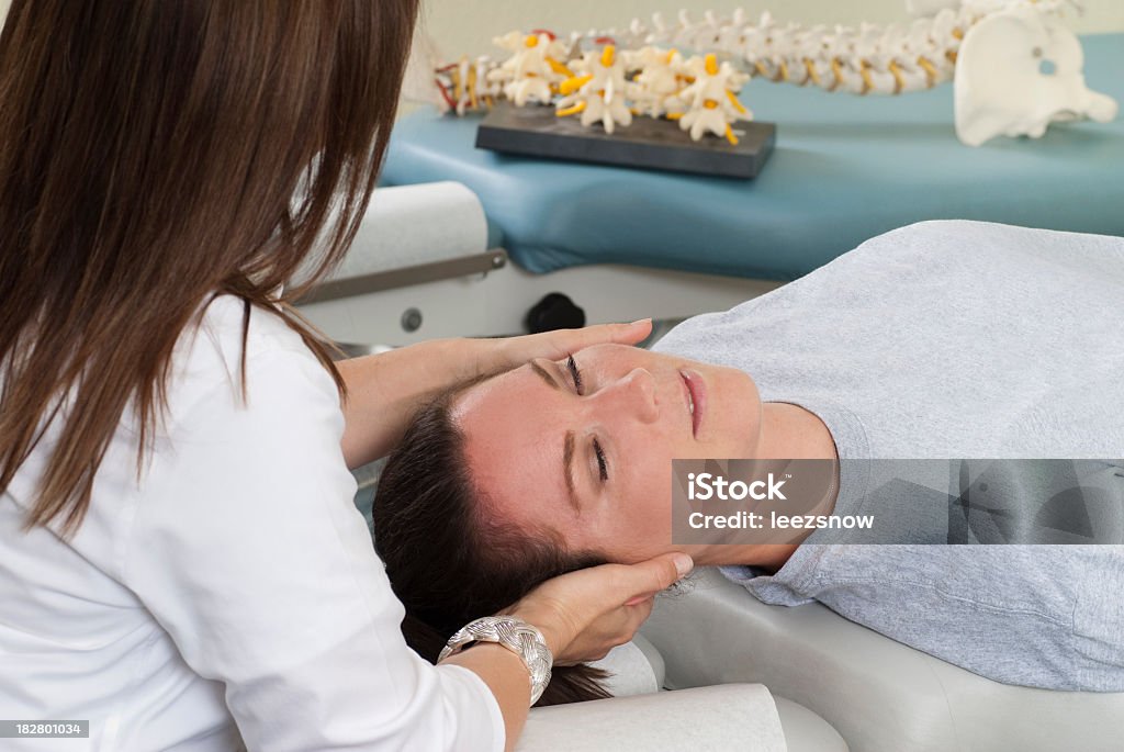 Quiropráctico tratar a Woman's Neck - Foto de stock de Ajuste quiropráctico libre de derechos