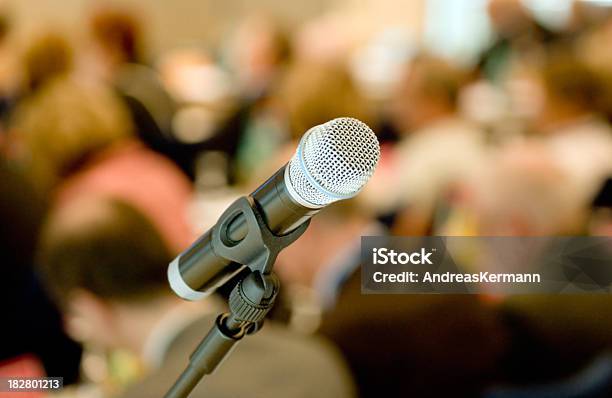 Foto de Microfone Para Oratória e mais fotos de stock de Microfone - Microfone, Palco, Apresentação - Discurso