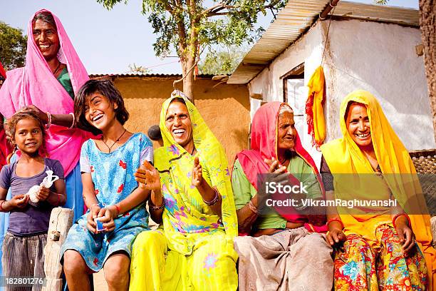 Photo libre de droit de Joyeuse Famille Rurale Traditionnelle Indienne Du Rajasthan banque d'images et plus d'images libres de droit de Inde