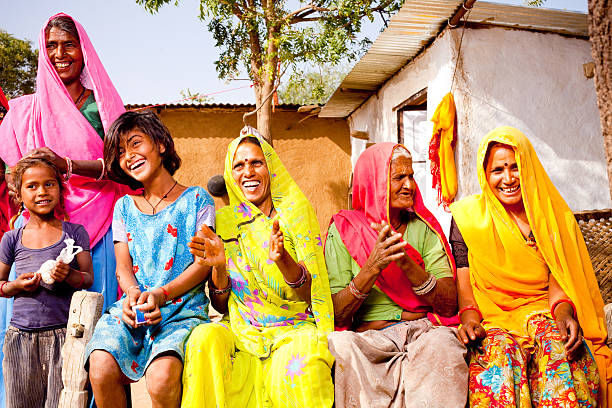 alegre família rural tradicional do rajastão, índia - indian culture family senior adult asian ethnicity - fotografias e filmes do acervo