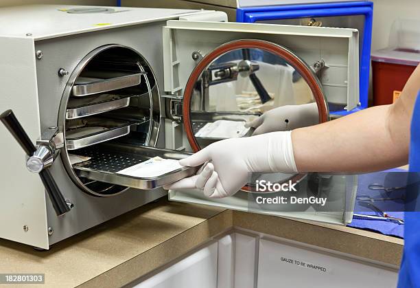 Tecnico Inserisce Strumenti Chirurgici Per La Sterilizzazione In Autoclave - Fotografie stock e altre immagini di Autoclave