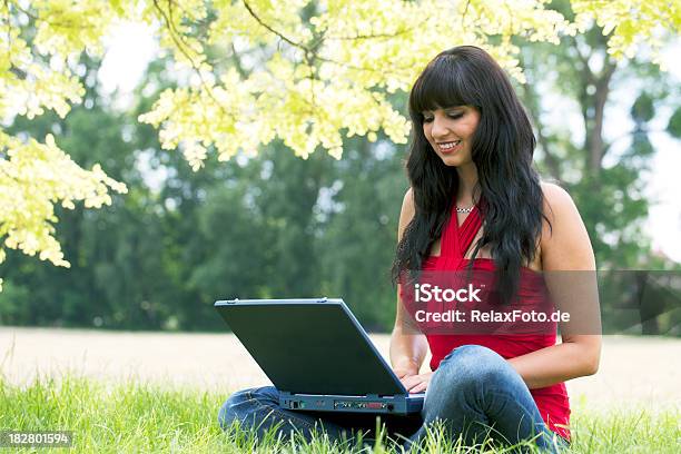 Kobieta Siedząca Z Laptopa Na Trawie Pod Baldachim Drzew - zdjęcia stockowe i więcej obrazów Alternatywny styl życia