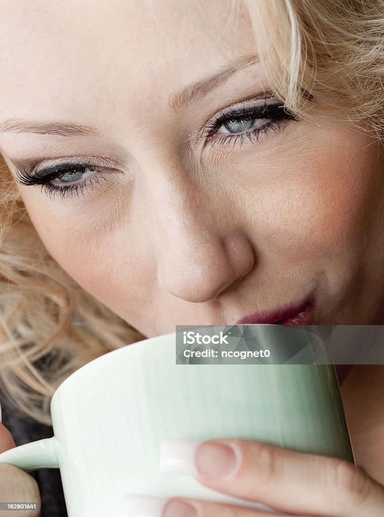 Женщина с ее кофе - Стоковые фото Алкоголь - напиток роялти-фри