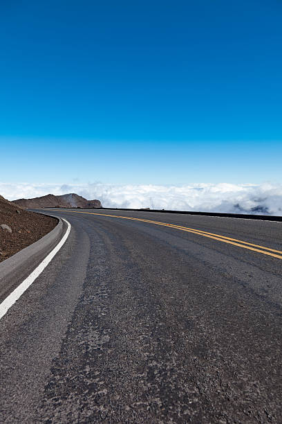 외로운 road - haleakala national park mountain winding road road 뉴스 사진 이미지