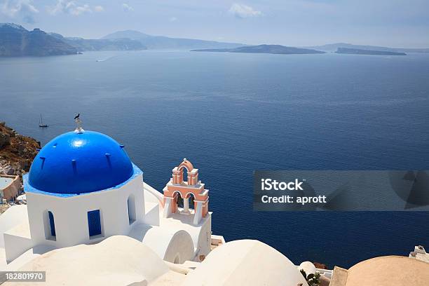 Iglesia En La Ciudad De Oia Santorini Foto de stock y más banco de imágenes de Agua - Agua, Aire libre, Azul