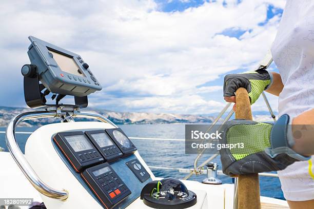 Segelbootkontrollen Stockfoto und mehr Bilder von Ausrüstung und Geräte - Ausrüstung und Geräte, Bootskapitän, Kompass