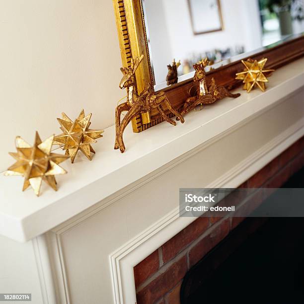 Reno Y Estrellas Decoración Navideñas Foto de stock y más banco de imágenes de Celebración - Acontecimiento - Celebración - Acontecimiento, Chimenea - Construcción para calentarse, Decoración - Artículos domésticos