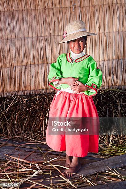 Foto de Menina Na Uros Ilha Flutuante e mais fotos de stock de Aldeia - Aldeia, América do Sul, Beleza