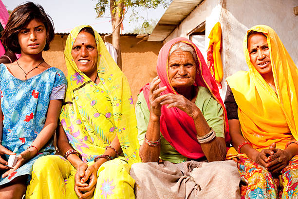 rajasthani rural indian mulheres em uma vila do rajastão - indian culture family senior adult asian ethnicity - fotografias e filmes do acervo