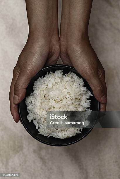 Держит Рис В Черный Шар — стоковые фотографии и другие картинки Рис - Продукты питания - Рис - Продукты питания, Рис - Зерновые, Бедность