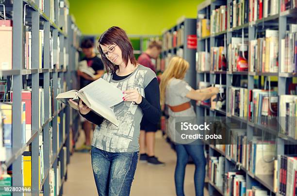 Foto de Estudantes Procurando Estudo Materiais Na Biblioteca e mais fotos de stock de Adolescente