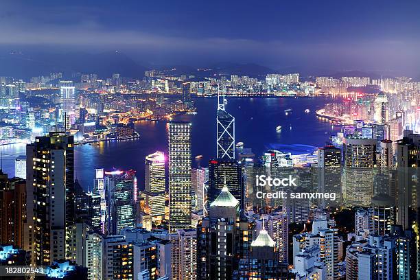 Porto Di Victoria Di Hong Kong Di Notte - Fotografie stock e altre immagini di Bank of China Tower - Hong Kong - Bank of China Tower - Hong Kong, Affari, Ambientazione esterna