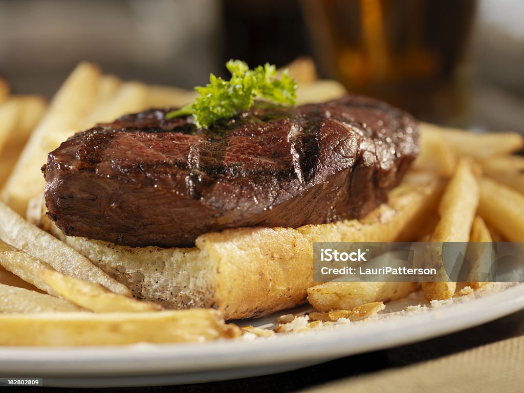 Steak-Sandwich mit Pommes Frites und Bier - Lizenzfrei Alkoholisches Getränk Stock-Foto