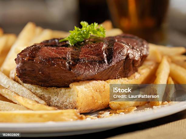 Steaksandwich Mit Pommes Frites Und Bier Stockfoto und mehr Bilder von Alkoholisches Getränk - Alkoholisches Getränk, Baguette, Beilage