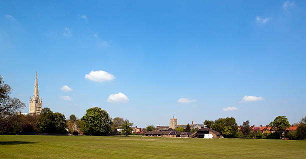 노위치 캐서드럴 및 세인트 헬렌요 교회 - norwich cathedral east anglia norfolk 뉴스 사진 이미지