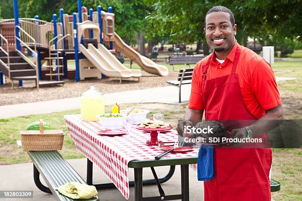 Chef Segurando A Placa De Hambúrgueres E Enchidos Pelo Parque Piquenique - Fotografias de stock e mais imagens de Homens