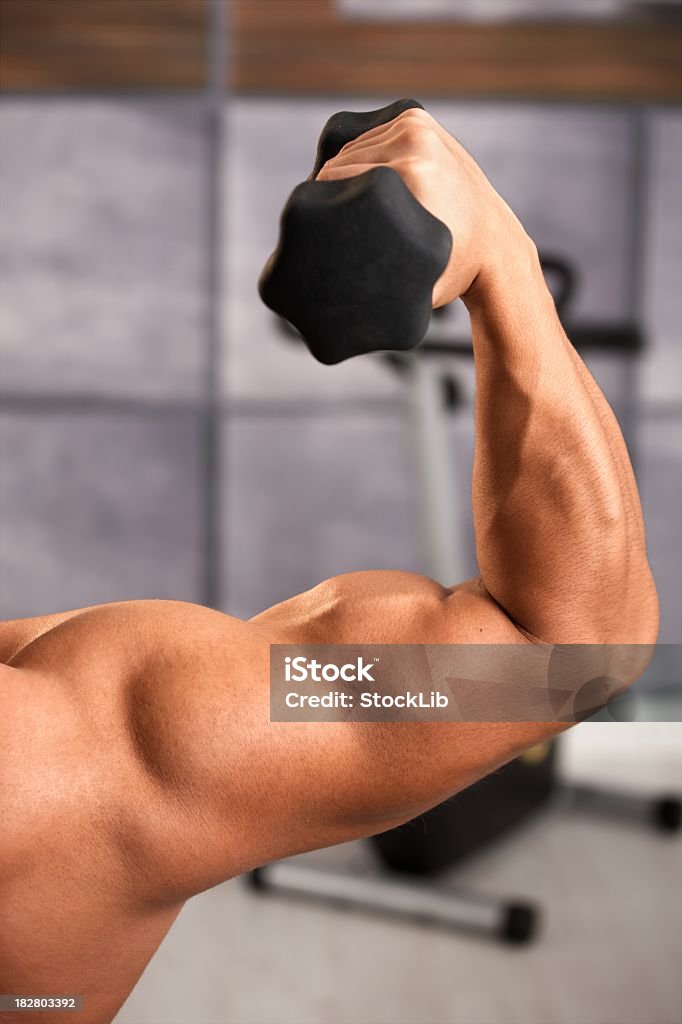 Close-up di muscolare Bicipite durante l'esercizio - Foto stock royalty-free di A petto nudo