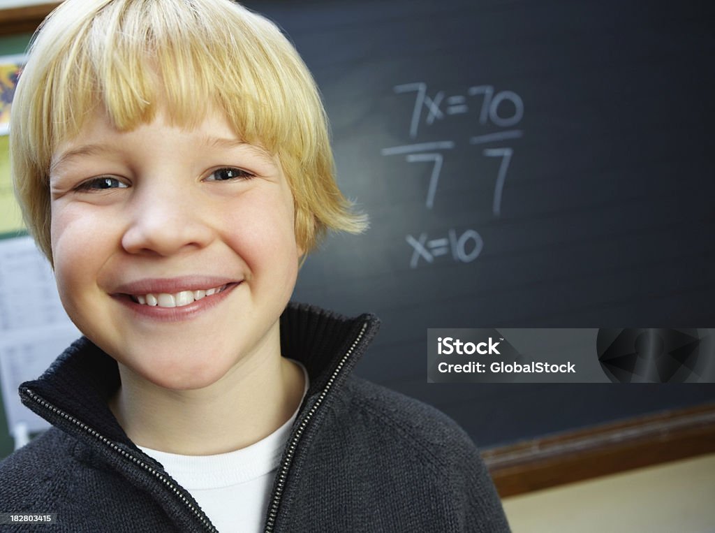 Feliz bonito Menino com Quadro Negro em sala de aula - Royalty-free Autoconfiança Foto de stock