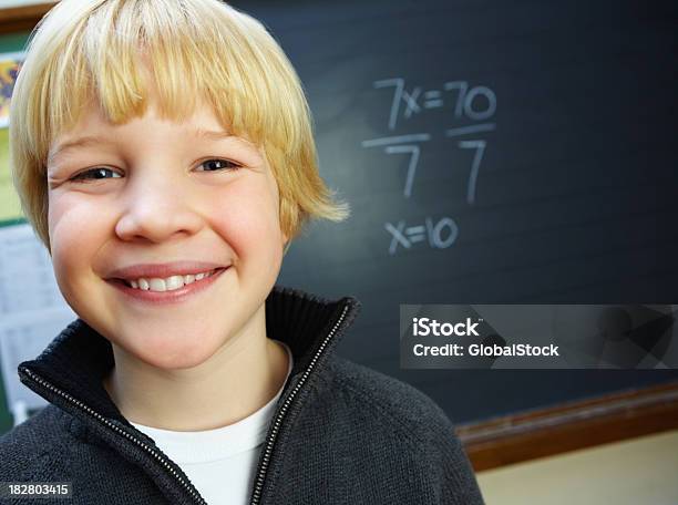 Feliz Bonito Menino Com Quadro Negro Em Sala De Aula - Fotografias de stock e mais imagens de Autoconfiança