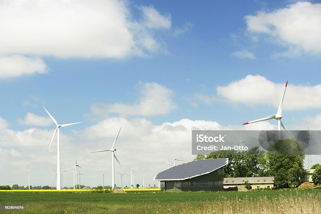 Solarkollektoren und Windmühlen - Lizenzfrei Sonnenkollektor Stock-Foto