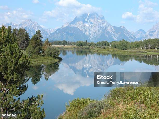 Foto de Snake River E O Tetons No Estado De Wyoming Eua e mais fotos de stock de América do Norte - América do Norte, Beleza natural - Natureza, Brilhante - Luminosidade