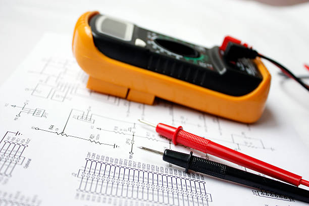электронные схемы и мультиметр - instrument of measurement meter voltmeter electric meter стоковые фото и изображения