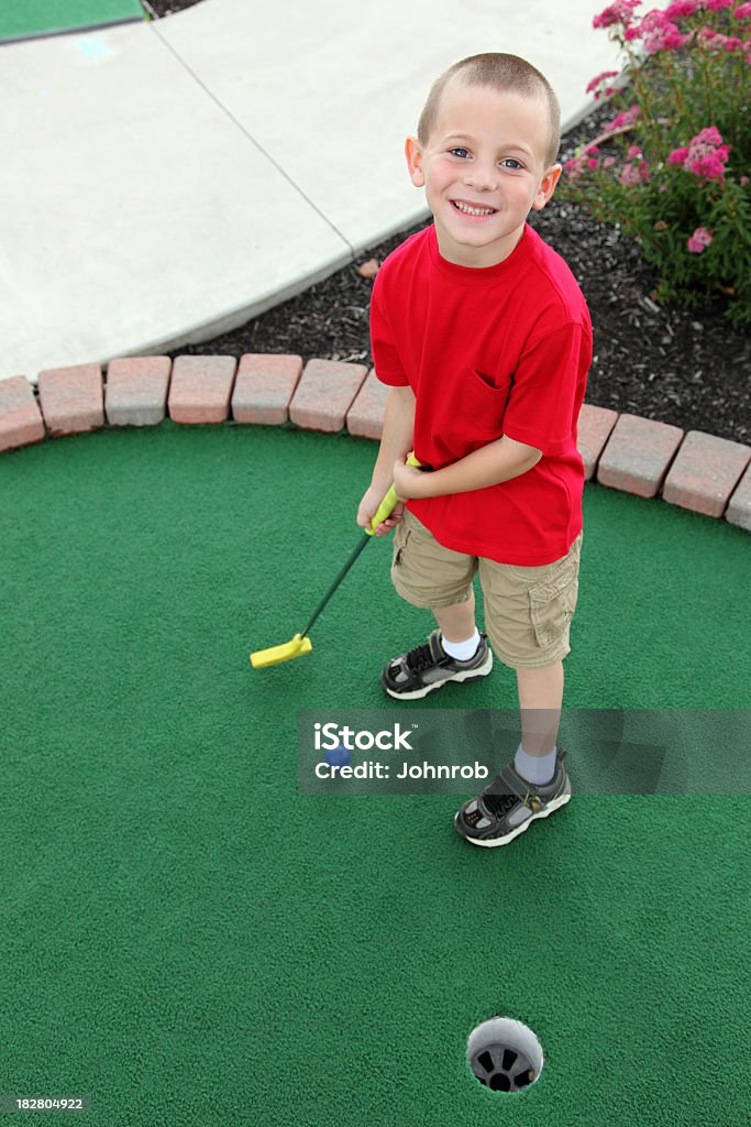 Linda little boy playing mini golf listo para juego de golf ball - Foto de stock de Minigolf libre de derechos