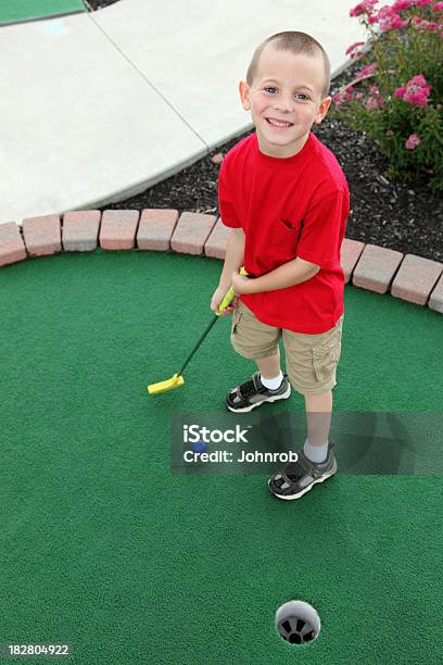 귀여운 소년만 게임하기 미니 골프 퍼팅 볼 준비가 미니 골프에 대한 스톡 사진 및 기타 이미지 - 미니 골프, 작은, 아이