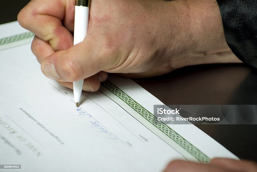 Hombre siging documento - Foto de stock de Arte cultura y espectáculos libre de derechos