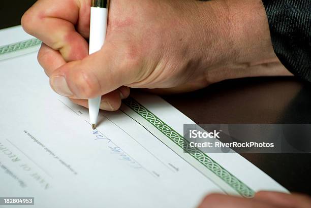 Hombre Siging Documento Foto de stock y más banco de imágenes de Arte cultura y espectáculos - Arte cultura y espectáculos, Autoridad, Color - Tipo de imagen