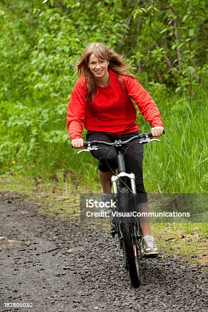 Photo libre de droit de Femme Heureuse Vélo Équitation banque d'images et plus d'images libres de droit de Activité - Activité, Activité de loisirs, Adulte