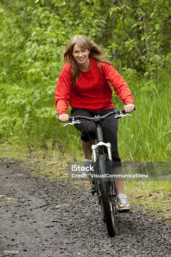 Mulher feliz em bicicleta de equitação. - Royalty-free Adulto Foto de stock