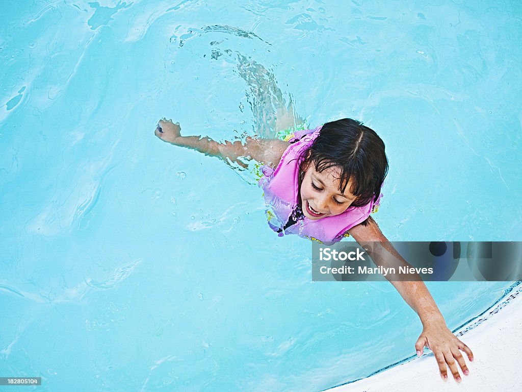 Kleines Mädchen Schwimmen - Lizenzfrei Aktiver Lebensstil Stock-Foto