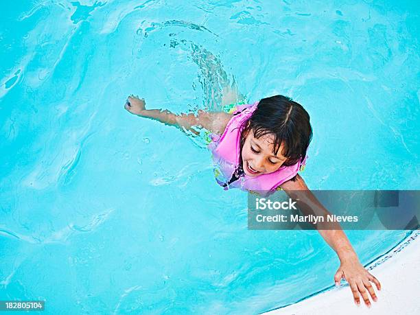 소녀만 수영 건강한 생활방식에 대한 스톡 사진 및 기타 이미지 - 건강한 생활방식, 고등학교 이하, 구명 조끼