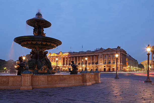 コンコルド広場の夜景 - fontaine des mers ストックフ��ォトと画像