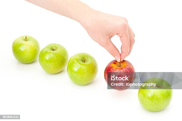 Ręczne Wybieranie Jabłko Z Rzędu Na Przykład Wyboru I Decyzji - zdjęcia stockowe i więcej obrazów Jabłko