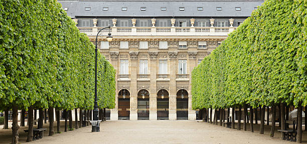 palais royal gardens - palais royal stock-fotos und bilder