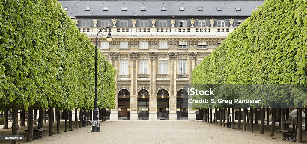 Palacio real de jardines - Foto de stock de París libre de derechos