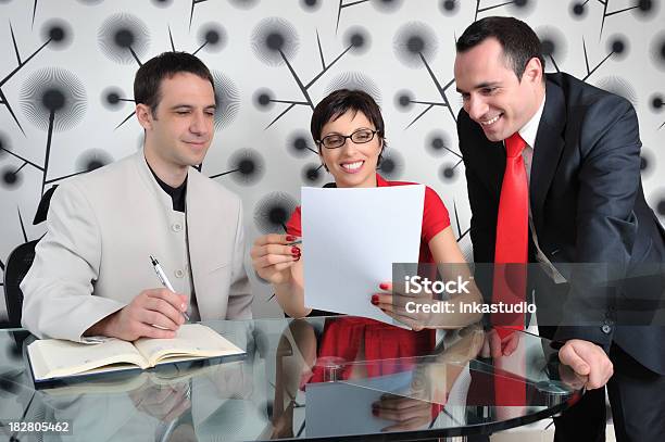 Foto de Três Colegas Que Trabalham Juntos e mais fotos de stock de Gerente - Gerente, Grupo de Pessoas, Vermelho