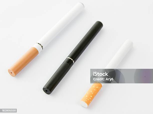 Bianco E Nero Di Vapore Con Sigaretta Elettronica Del Tabacco - Fotografie stock e altre immagini di Sigaretta elettronica