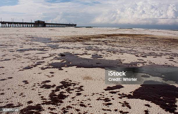 Fuoriuscita Di Petrolio Sulla Spiaggia In Alabama - Fotografie stock e altre immagini di Chiazza di petrolio - Chiazza di petrolio, Spiaggia, Alabama