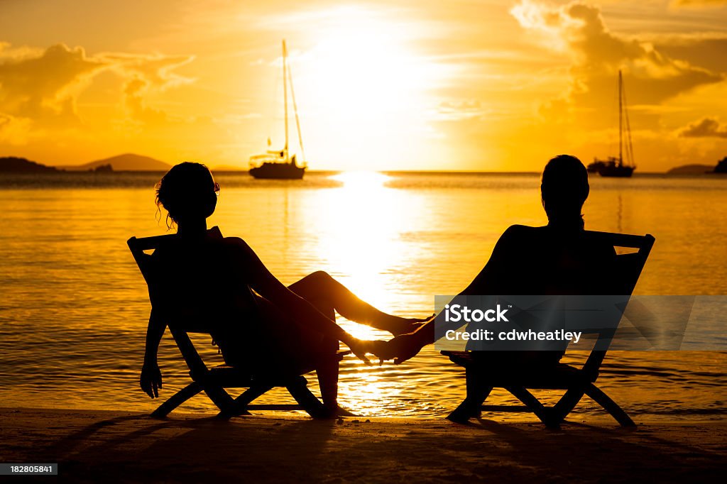 Couple sur la plage en regardant le coucher de soleil dans les Caraïbes - Photo de Caraïbes libre de droits