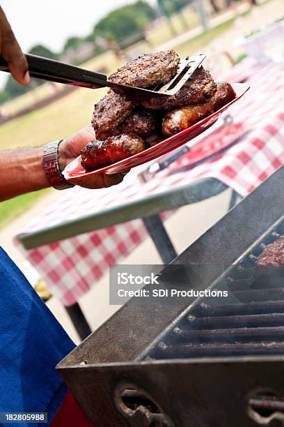 Grillowany Hamburgery Kiełbaski Umieścić Na Płycie Na Piknik Na Świeżym Powietrzu - zdjęcia stockowe i więcej obrazów Afroamerykanin