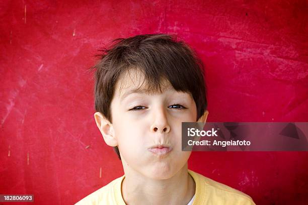 Aborrecido Criança Retrato Sobre Fundo Vermelho - Fotografias de stock e mais imagens de Amarelo - Amarelo, Criança, Face Humana