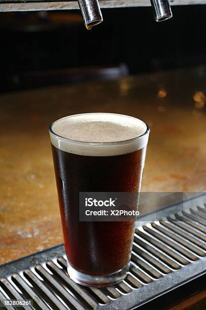 Foto de Frio Uma Cerveja Preta Fresca e mais fotos de stock de Cerveja amarga - Cerveja amarga, Balcão de bar, Bar