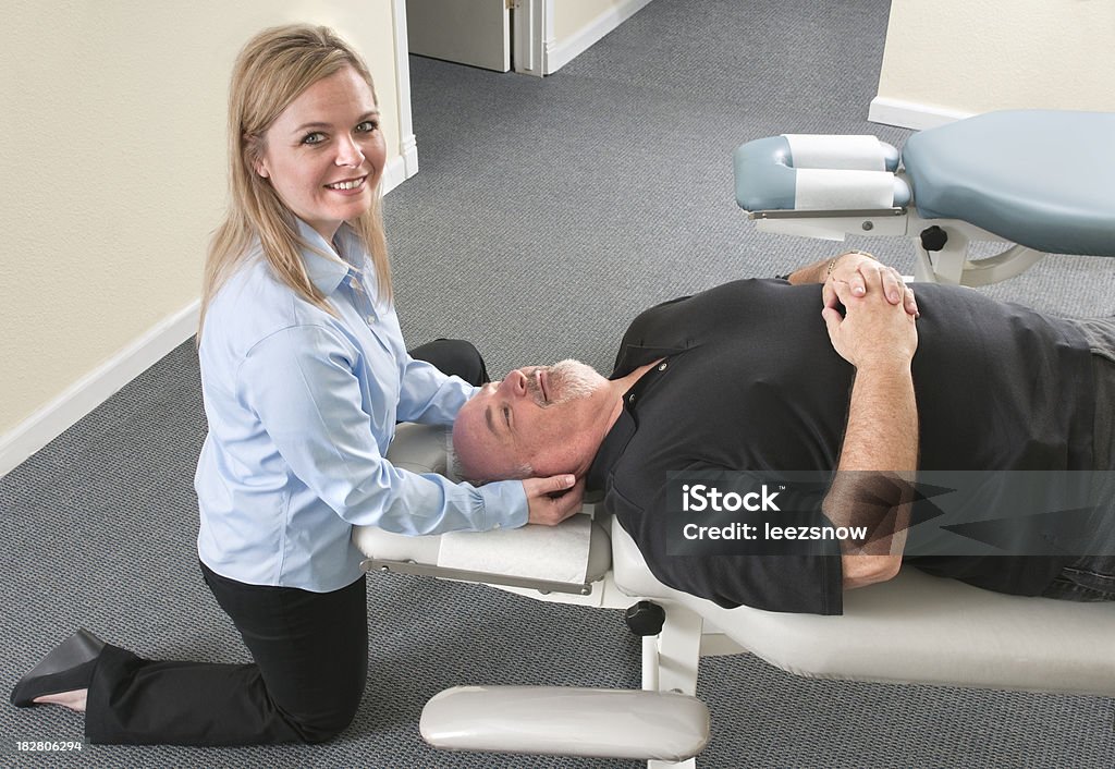 Chiropraktische Behandlung ein Mann's Neck - Lizenzfrei Alternative Medizin Stock-Foto