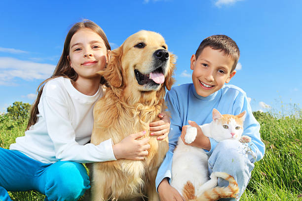 crianças com cão e gato para fora. - dog tranquil scene pets animals and pets imagens e fotografias de stock