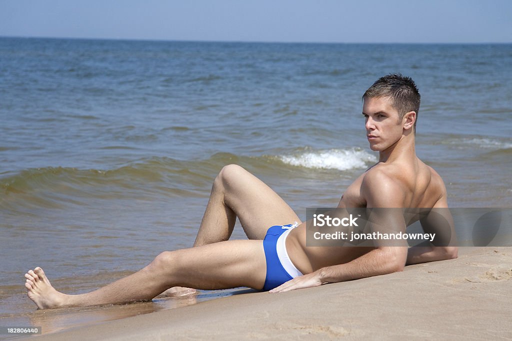 Jovem rapaz na praia - Royalty-free Calções de Natação Foto de stock