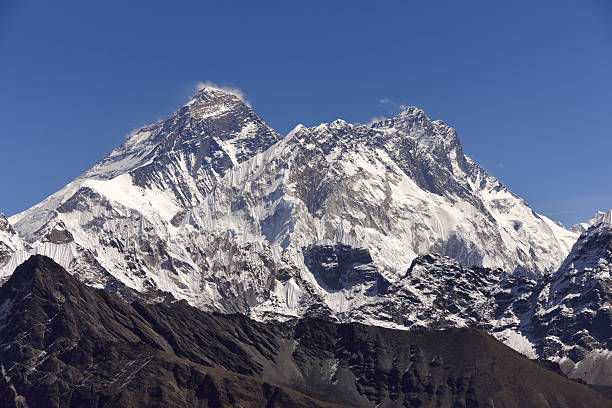 montanha lhotse. everesteworld_continents.kgm circuito. nepal motivos. - mt pumori imagens e fotografias de stock