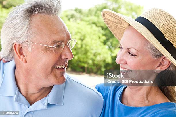 Feliz Pareja Sonriente Adultos Con Todas Las Demás En El Parque Foto de stock y más banco de imágenes de Mujeres mayores